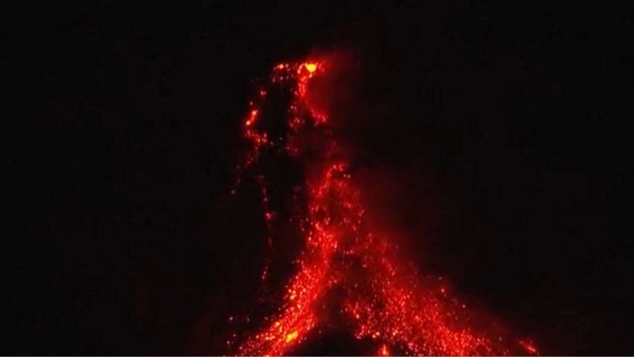 菲律宾马荣火山活动持续