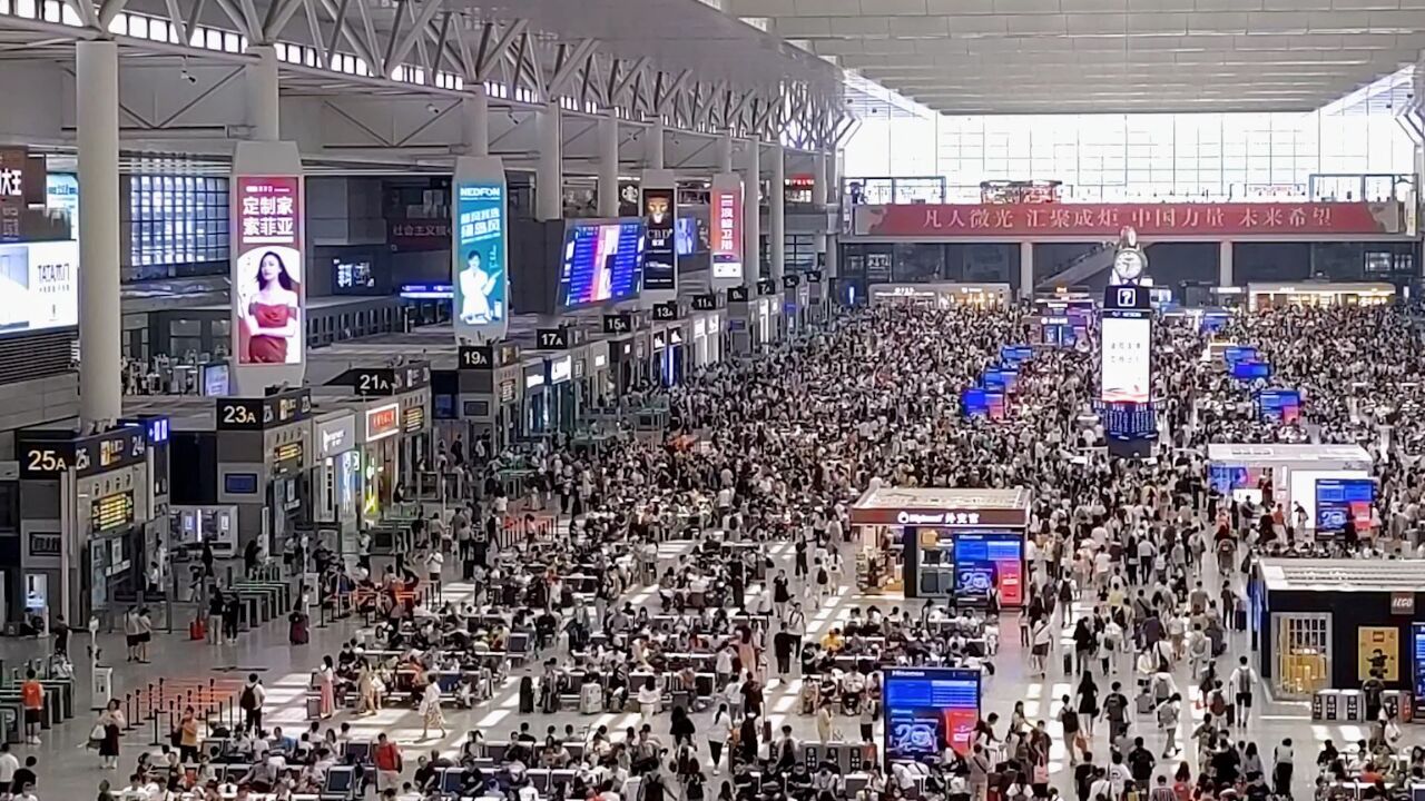 延时实拍端午假期首日上海虹桥站“人从众”现场:候车厅座无虚席