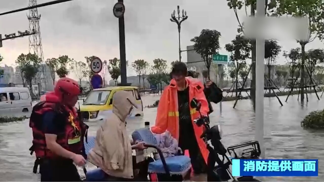 河南鹤壁:暴雨引发积水,消防人员转移被困群众