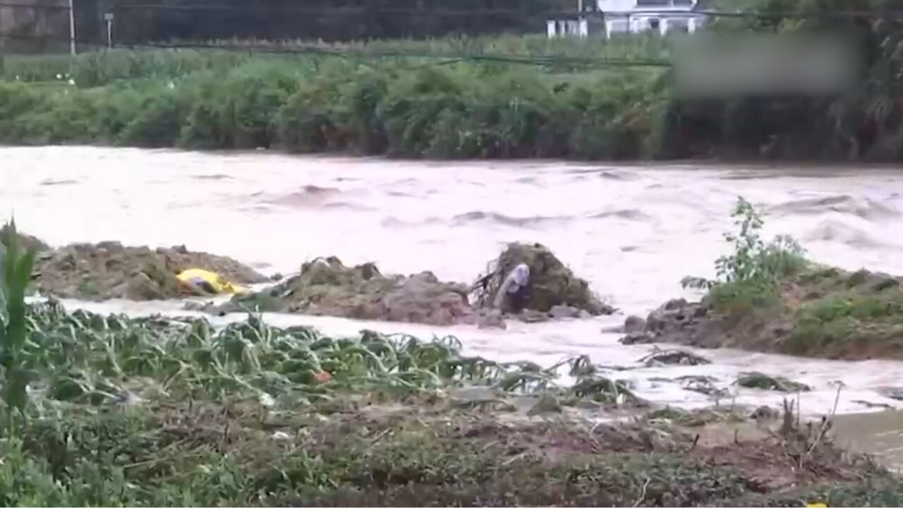 安徽休宁:暴雨导致严重内涝,各部门合力抢险