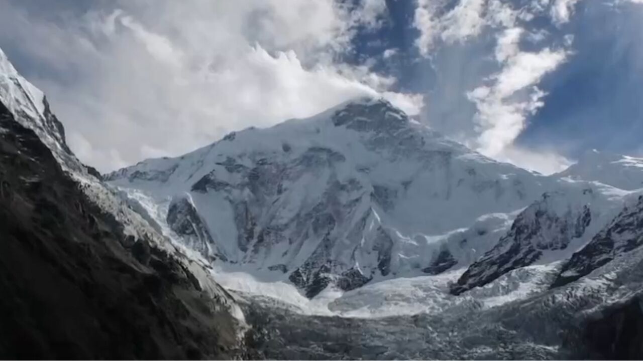 考察组为了深入了解贡嘎山地区的地理特点,来到了这片川西秘境