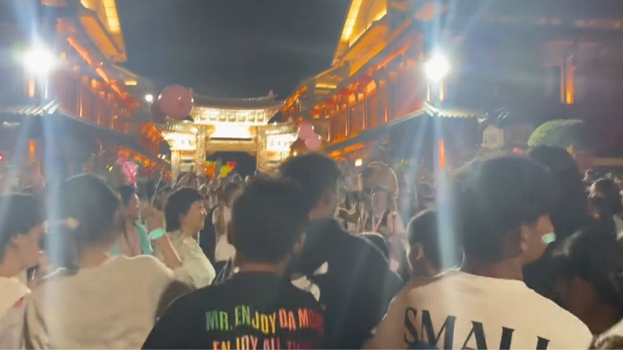 《恐龙扛狼》成云南打跳最新曲目!大理夜晚众人齐跳,热闹非凡