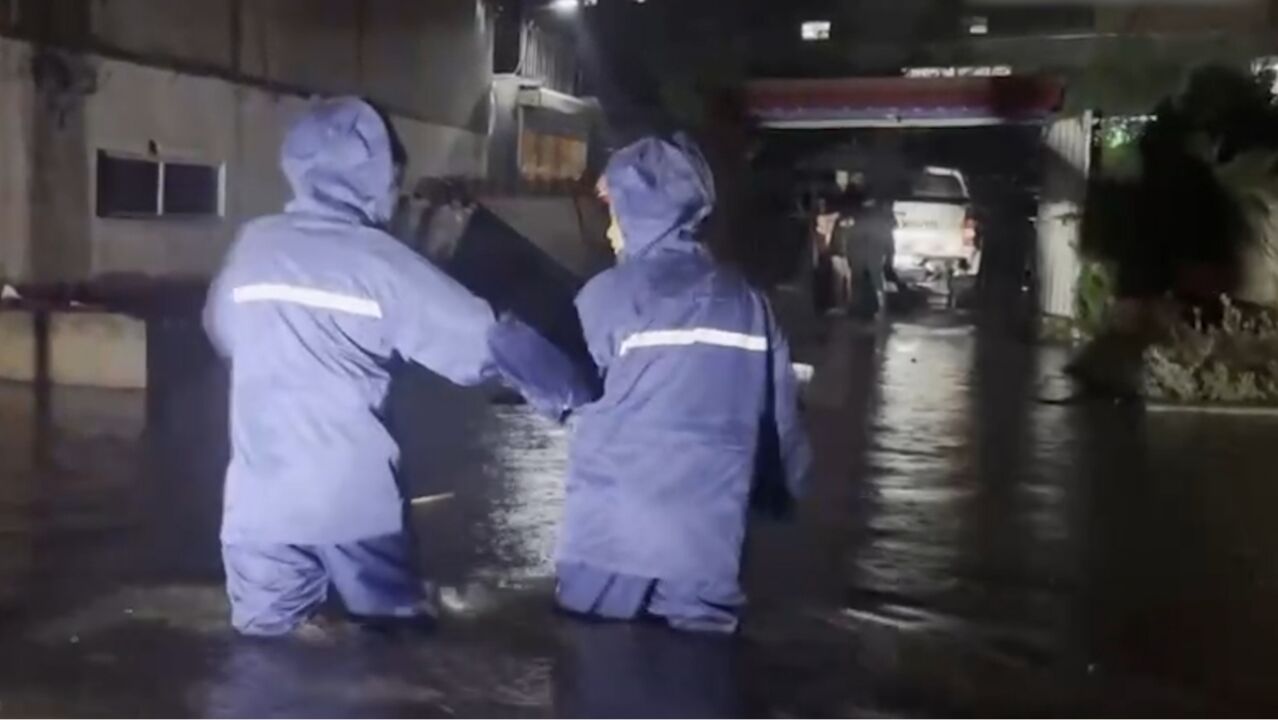 内蒙古通辽,暴雨致人员车辆被困,消防紧急救援