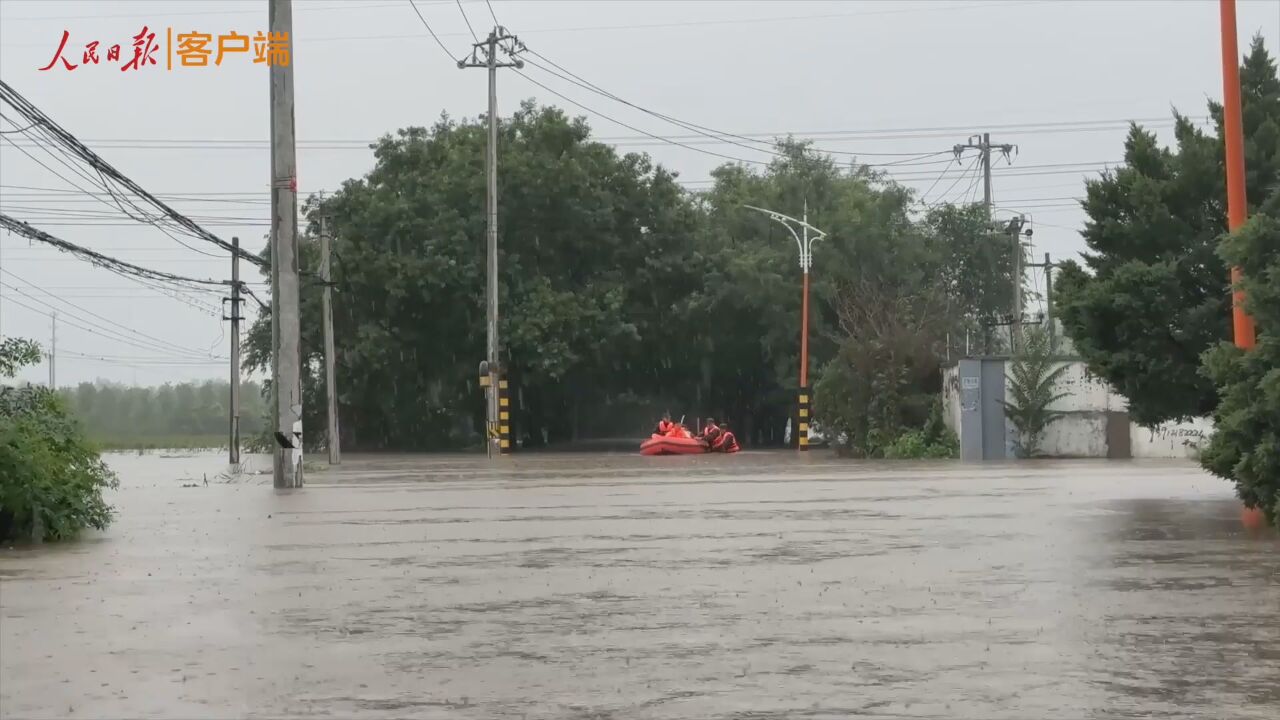 “有有有,那有人!”北京连日暴雨,武警官兵紧急驰援