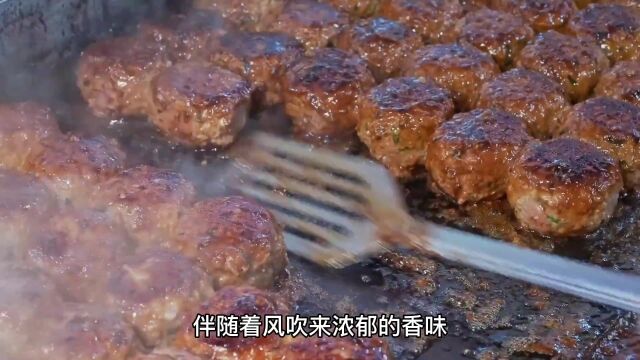 街头的牛肉堡老板用的都是真材实料,肉质细腻松软多汁