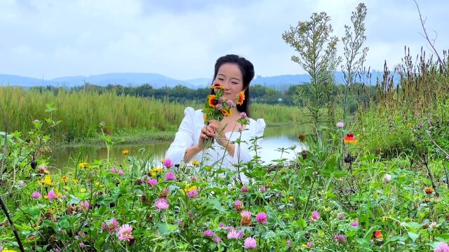 芳草不迷行客路,斜阳脉脉水悠悠