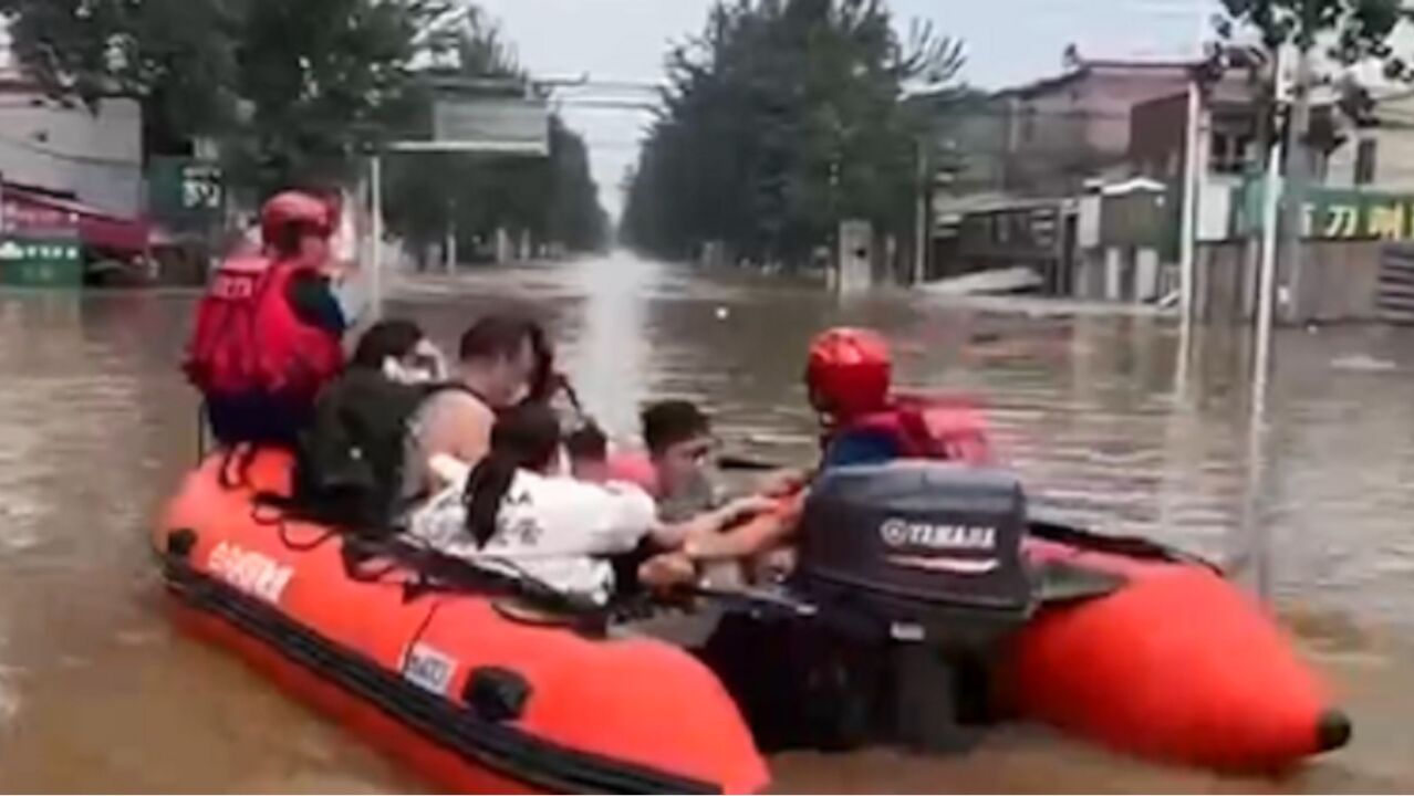 河北涿州强降雨天气致15人被困,消防员紧急救援