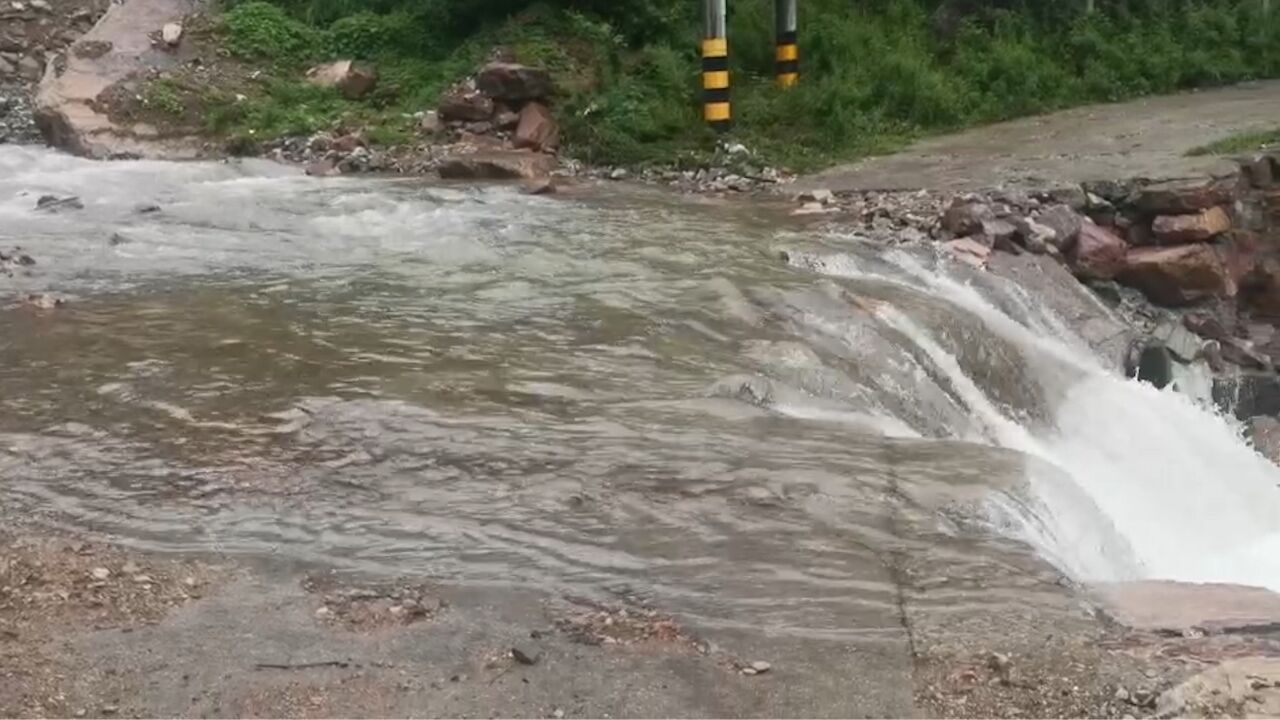 新乡一景区因强降雨引发山洪,当地政府:正在抢修道路