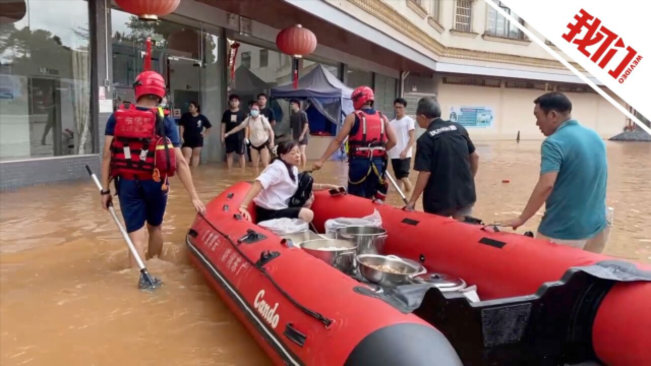 救援现场:广东云浮暴雨致多地内涝 消防人员接警57起疏散转移90余人