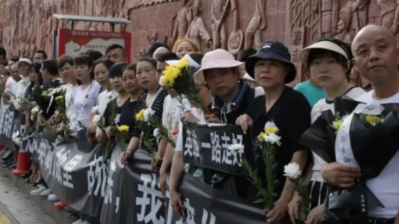 现场:胡旭东遗骸抵达家乡邵东 道路两旁群众眼含泪水跟车送别