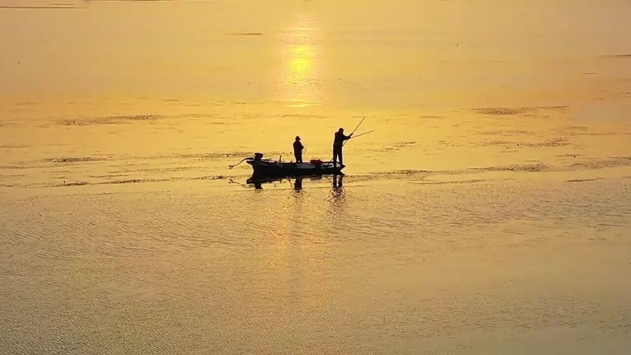 济宁市微山县:日出微山湖