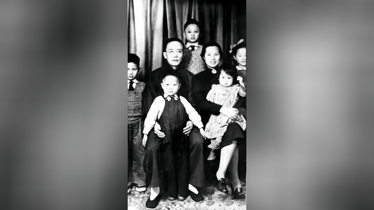 1948年,郭沫若与第三任妻子于立群,以及家人在香港的合影照