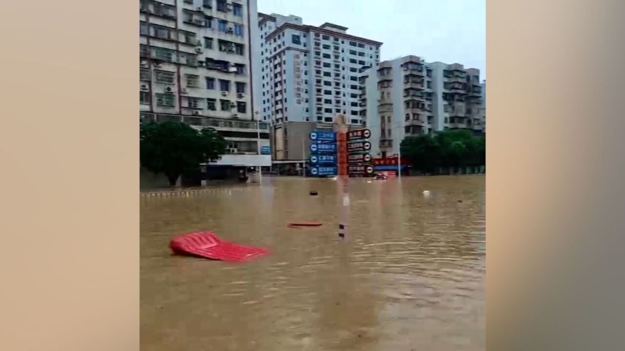 强降雨致广东韶关多地出现内涝,当地紧急转移被困群众