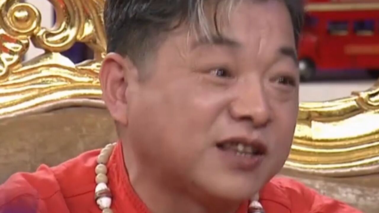 张春年讲述完儿时经历,面人也刚好捏完,赢得全场掌声