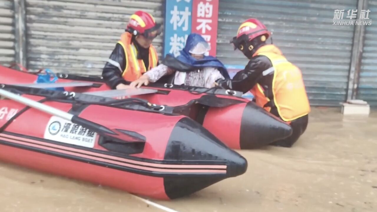 强降雨袭击广东中山 救援防汛进行中