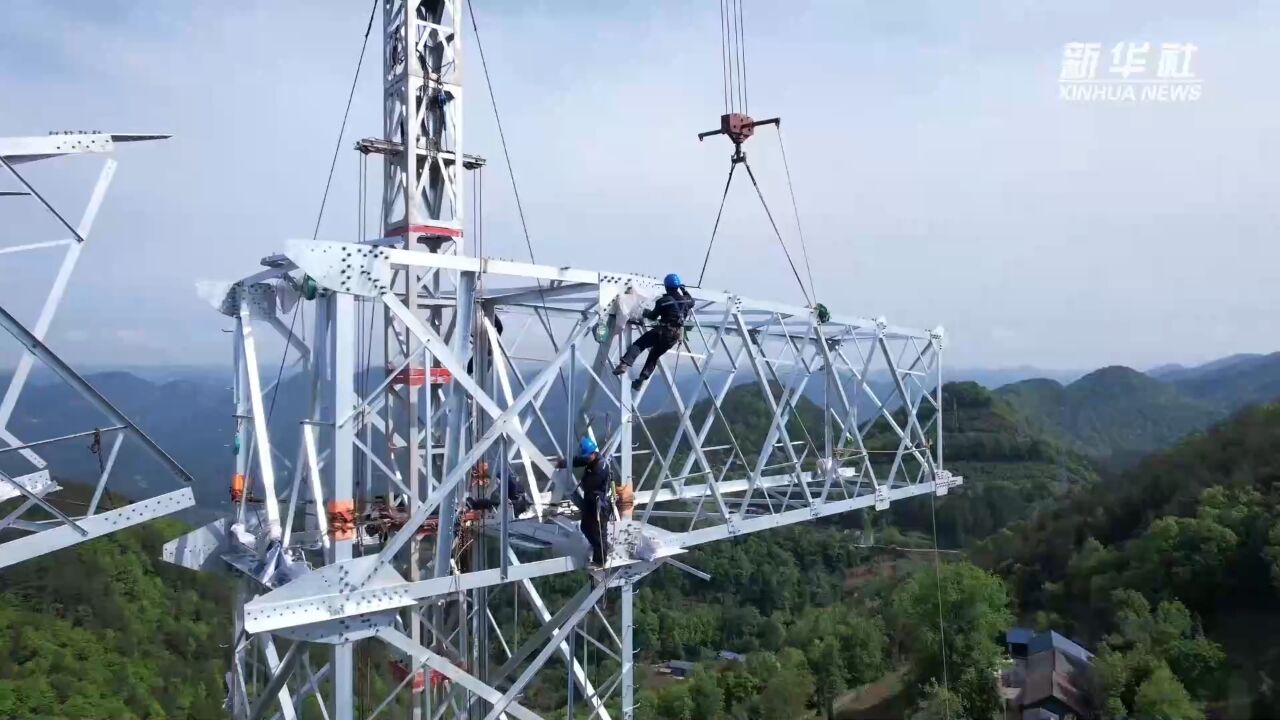 湖北恩施:“绿电”外送大通道高空施工忙