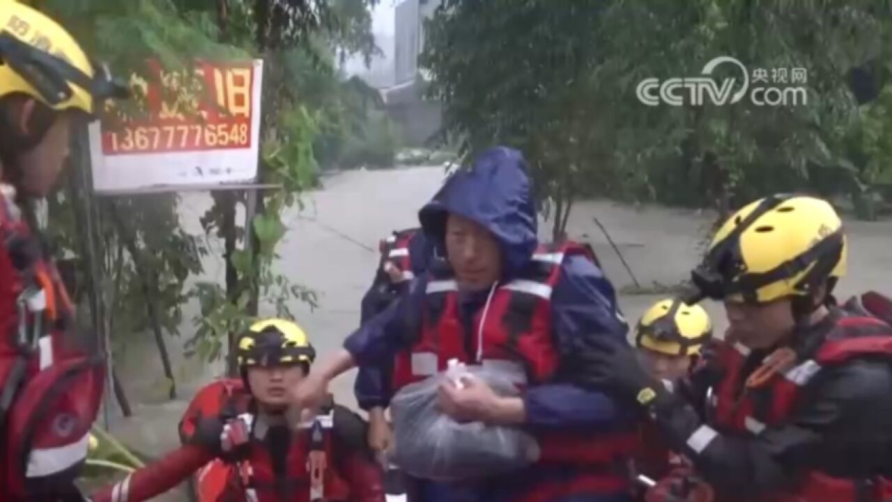 南方多地强降雨,广西钦州:暴雨致内涝,消防员紧急疏散被困群众