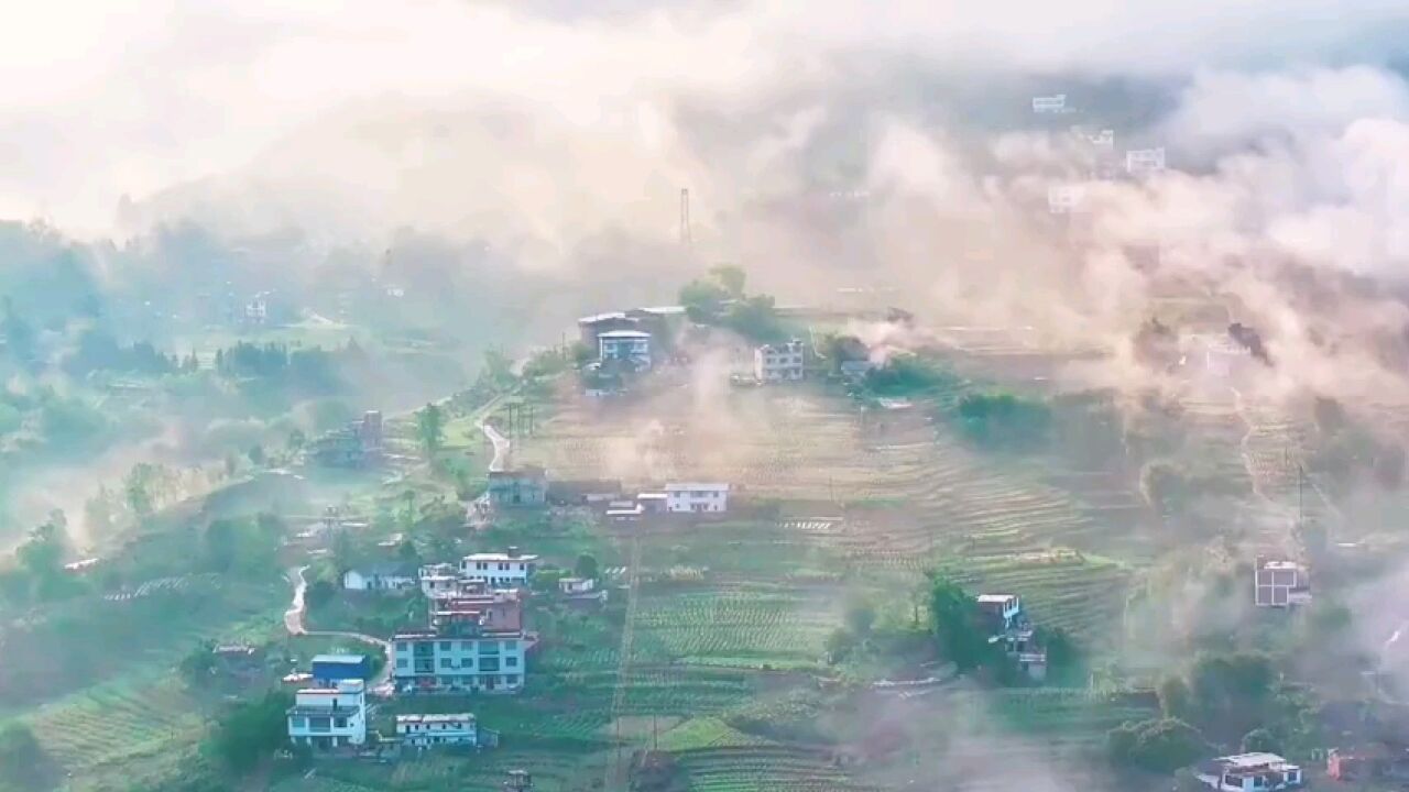 云南省昭通市盐津县普洱镇静谧山峦缓缓苏醒 白色云雾如黛青山交相辉映美如水墨丹青画卷