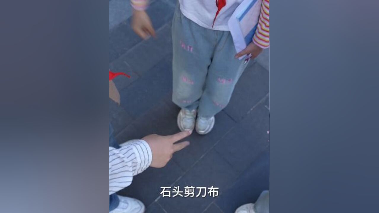 《给小孩哥小孩姐“上一课”》.近日,农业银行网点接待了三位特别的“小客户”.他们背着书包,向银行的大哥哥大姐姐请教作业来了.