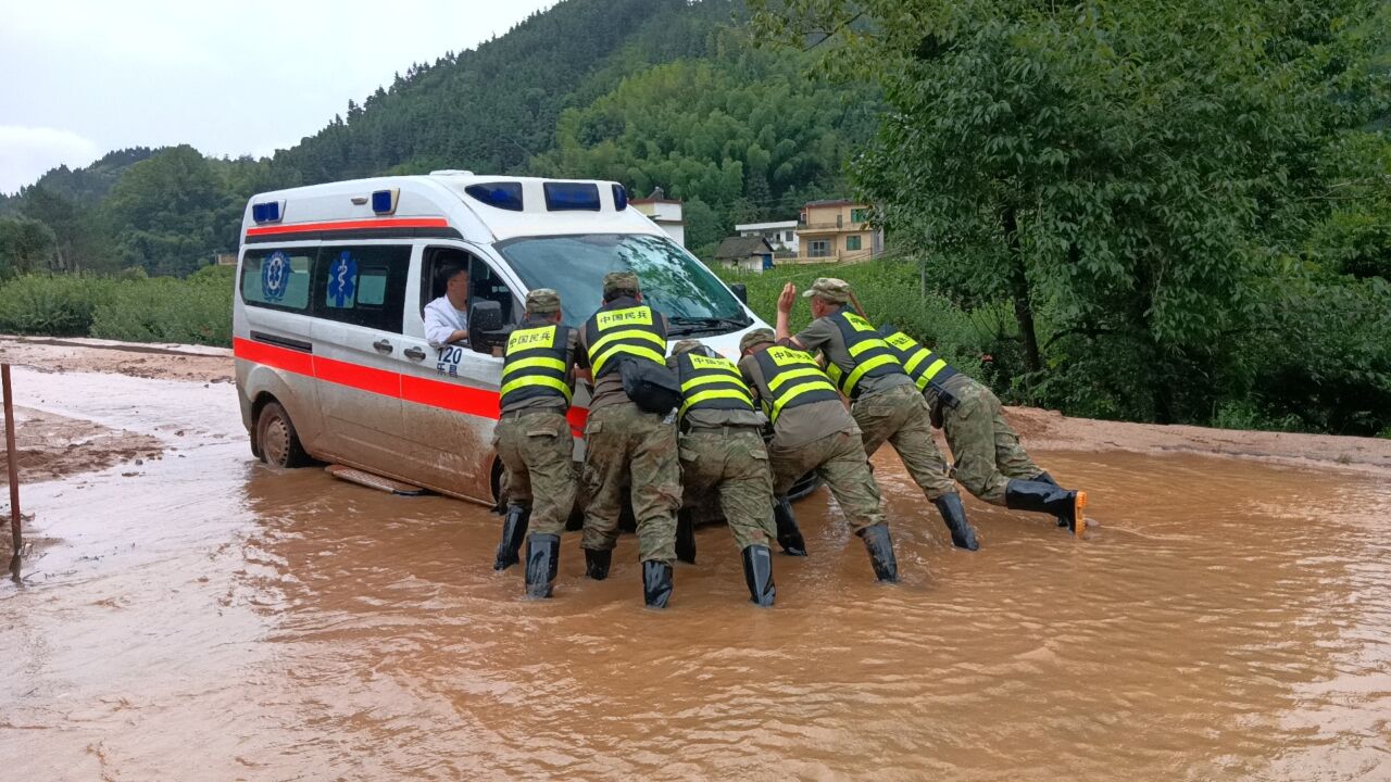 韶关乐昌抢险一线:有建筑被水流冲毁,民兵紧急清淤抢修道路