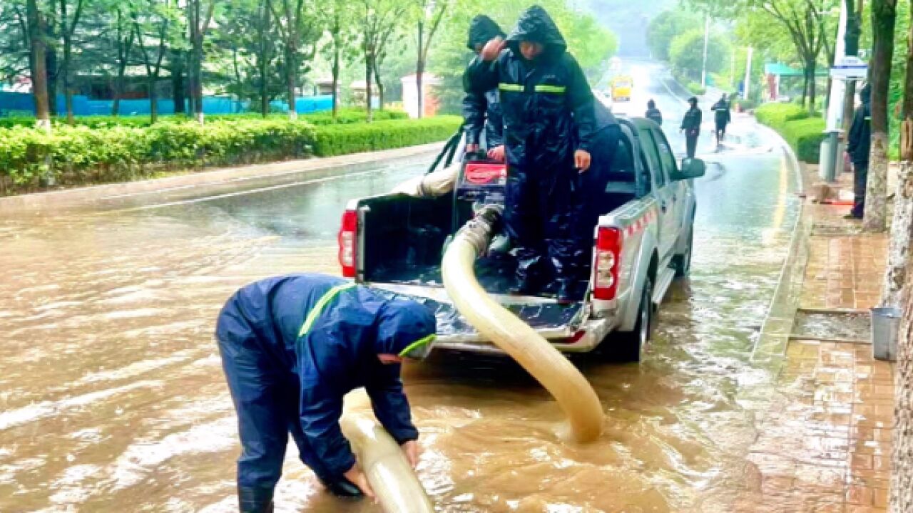 大雨突袭,马路成河!雨情就是命令,李沧多部门联动排水保畅通