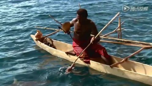 唤鲨人凭借一叶小舟，一条绳索就能捕获鲨鱼！