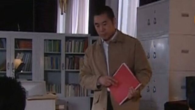 《忠诚卫士》第3集03:强力厂有人挪用公款送肖静宜儿子出国读书,这让事情变得扑朔迷离