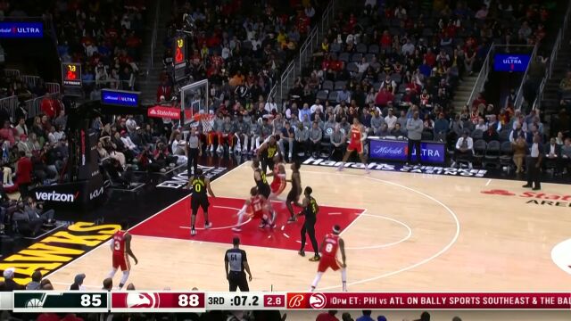 杨少侠真是好身法 特雷杨1V3完全不慌抛投幸运颠进