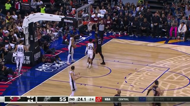 冲锋陷阵犀利突破 巴特勒迎着科林斯拉杆上篮打进2+1