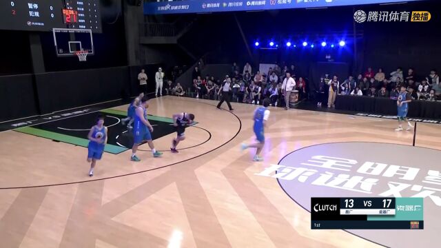 现场球迷都坐不住了 杨毅故意犯规环抱盼盼