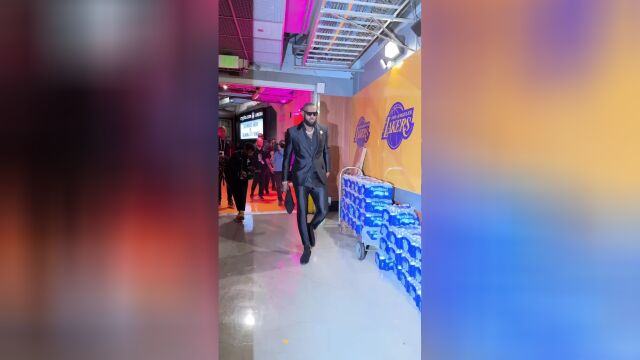 詹姆斯进场气场全开！大金链子大手表黑色墨镜黑西装帅气十足