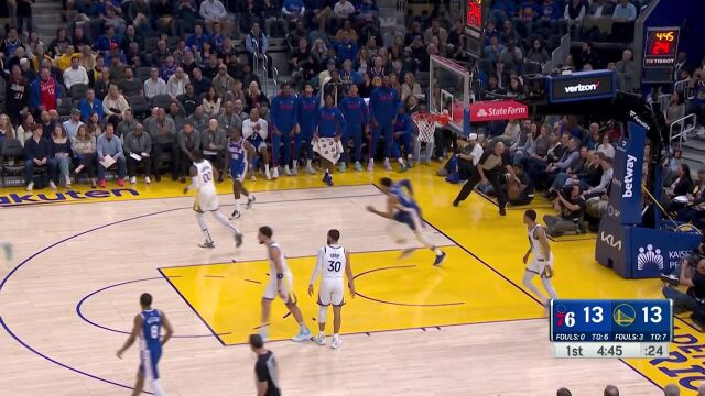 配合默契！恩比德行进间手递手连线哈里斯滑翔暴扣