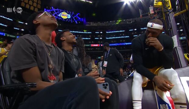 詹姆斯中场与儿子互动：还差16分 我会破纪录的！