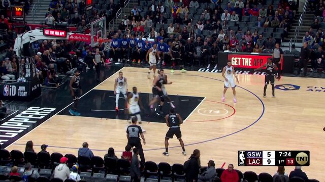 莱昂纳德三分出手稳稳命中 曼恩顶开克莱强打上篮建功