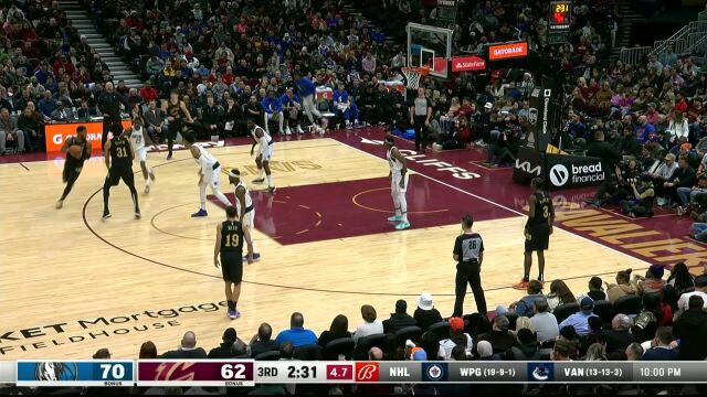 与米切尔打出挡拆配合 阿伦篮下背身反扣得手