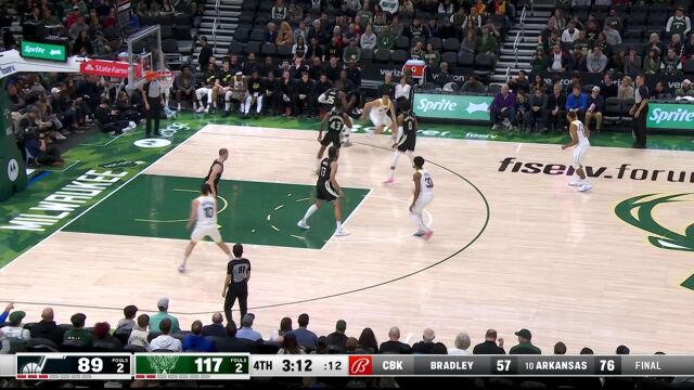 炮弹出膛炸裂表现 塔克连续变向上演滑翔暴扣