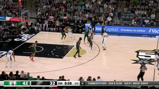 定睛一看又是湖人旧将！斯坦利-约翰逊硬刚罗威打成2+1