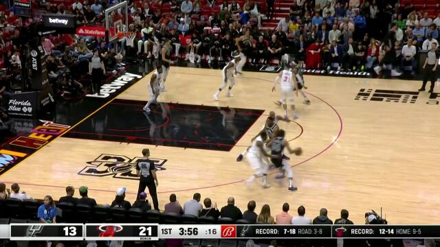 瓦塞尔不看人妙传分球底角 麦克德莫特架好炮台一箭穿心