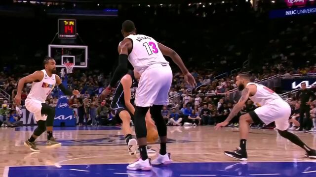 一头野兽从天而降！温德尔卡特一飞冲天暴力空袭