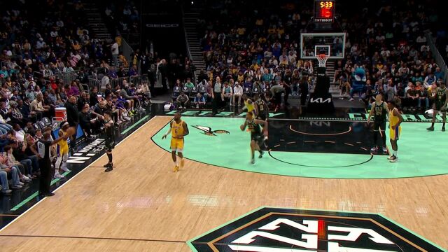 打你个猝不及防！詹姆斯助飞布莱恩特单刀直入挂筐暴扣