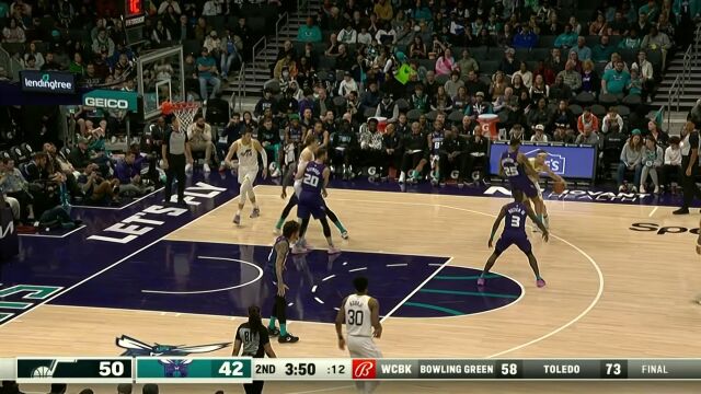 在客场也能为所欲为 霍顿-塔克单臂炸扣技惊四座