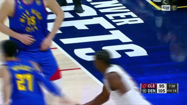 轻松写意却又出其不意 约基奇单手以球领人布鲁斯-布朗双手暴扣