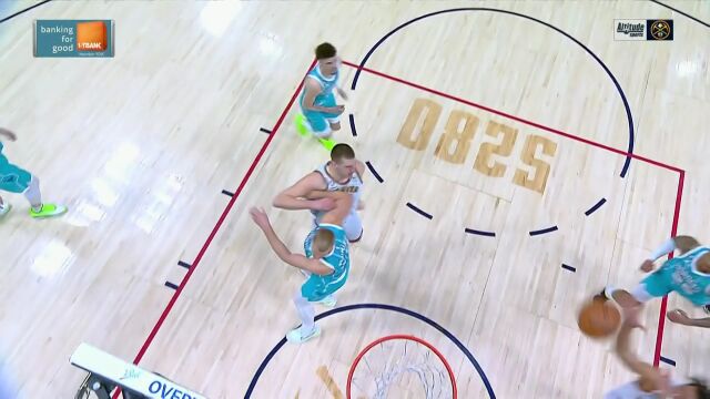 约老师篮下舞步吸引防守 戈登奇袭切入暴扣得手