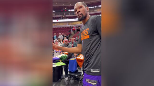 菲尼克斯宠粉狂魔！粉丝视角看杜兰特赛前为球迷签名