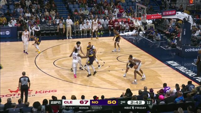 篮筐摇摇欲坠！两队卷起扣篮热潮连续上演虐筐好戏