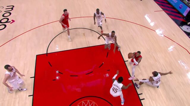 披荆斩棘逆风翱翔 利拉德突破滑翔拉杆点燃全场