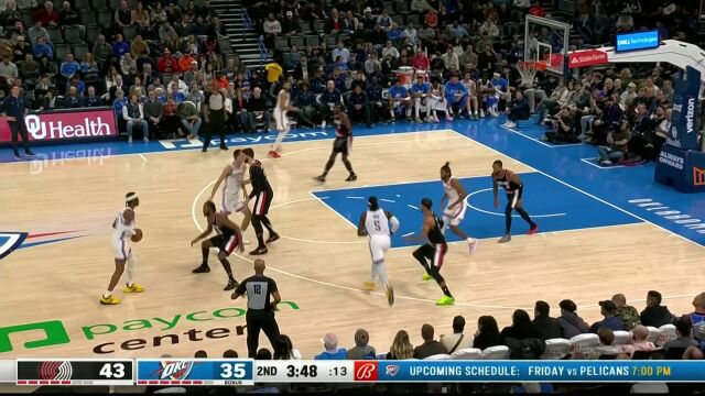 当家球星的实力 亚历山大顶着防守把球放进