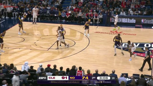 球场BUG！莫布利宛若模型怪篮下暴扣+后仰跳投样样在行