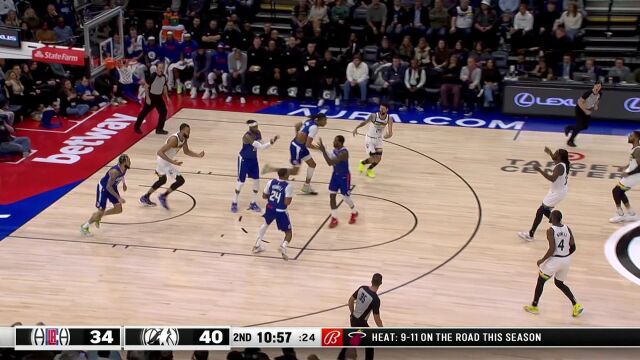 速度起来根本防不住 沃尔直驱篮下上篮得手
