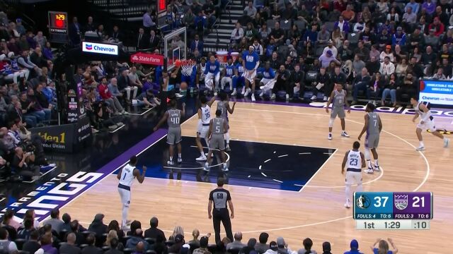 哈迪弧顶发牌送妙传 伍德篮下接球上篮打成2+1